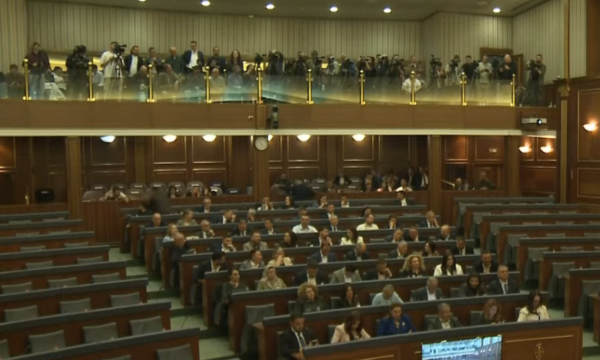 Haxhiu thumba deputetëve të opozitës  ironi për gazetarët  Vec me ju marrë juve me ju sjellë me votu