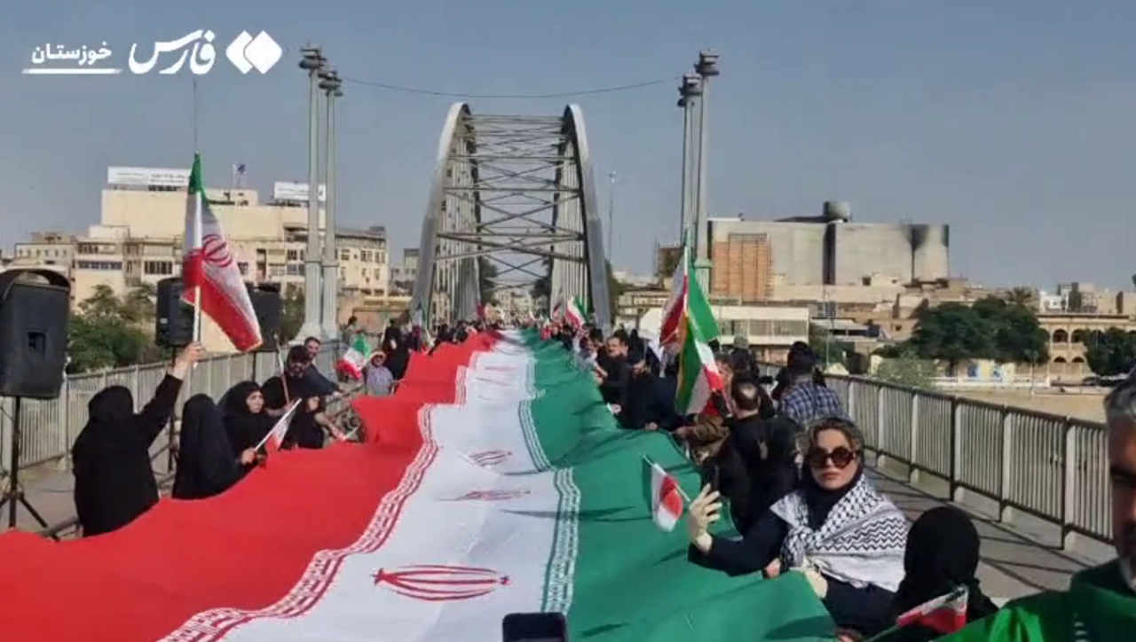 Iranianët formojnë  zinxhirë njerëzorë  në termocentrale dhe ura