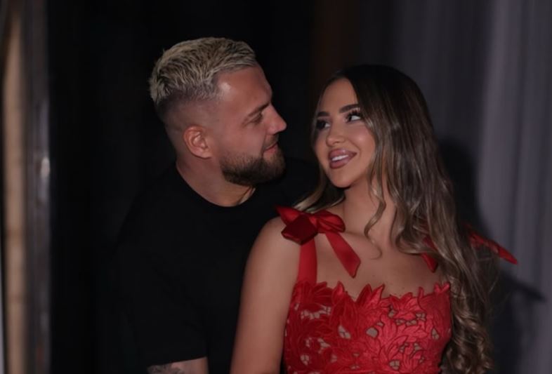 Nuk ka ndodhur me heret  Luizi shfaqet i zhveshur ne shtrat me Kiaren