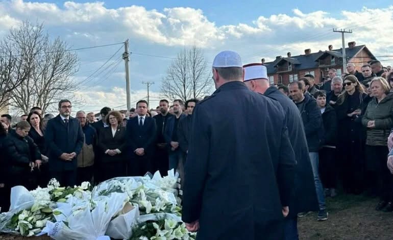 Kurti  bashkë me deputetë e ministra të VV së  të pranishëm në varrimin e babait të Albulena Haxhiut PAMJE