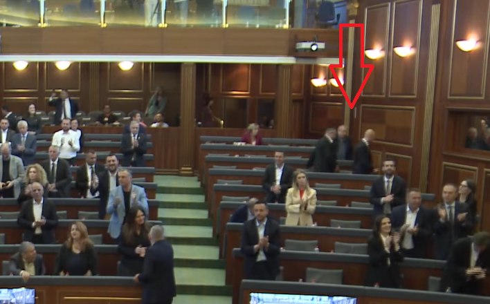 Momenti kur Lista Serbe lëshon Kuvendin pasi Haxhiu përshëndet vendimin për terroristët e  Banjskës 