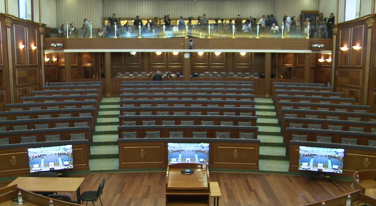  Test  test  1 2 1 2   Kuvendi po bëhet gati për seancë  por e lëshon një ftesë të gabuar