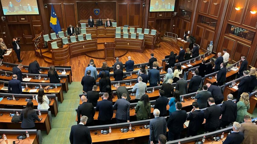 Kuvendi mblidhet në seancë plenare  mban një minutë heshtje për ish kryetarin e Klinës  Ismet Rracin