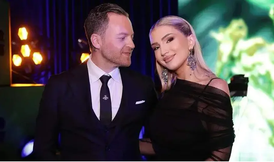 Sonte finalja e BBVA 5  Ledion Liço publikon foto krah Sara Hoxhës 