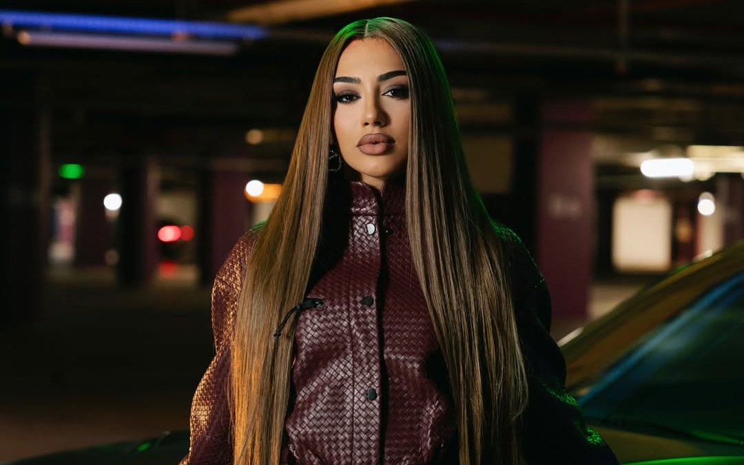 Nuk përmbahet Melinda Ademi  ekspozon të pasmet gjigante