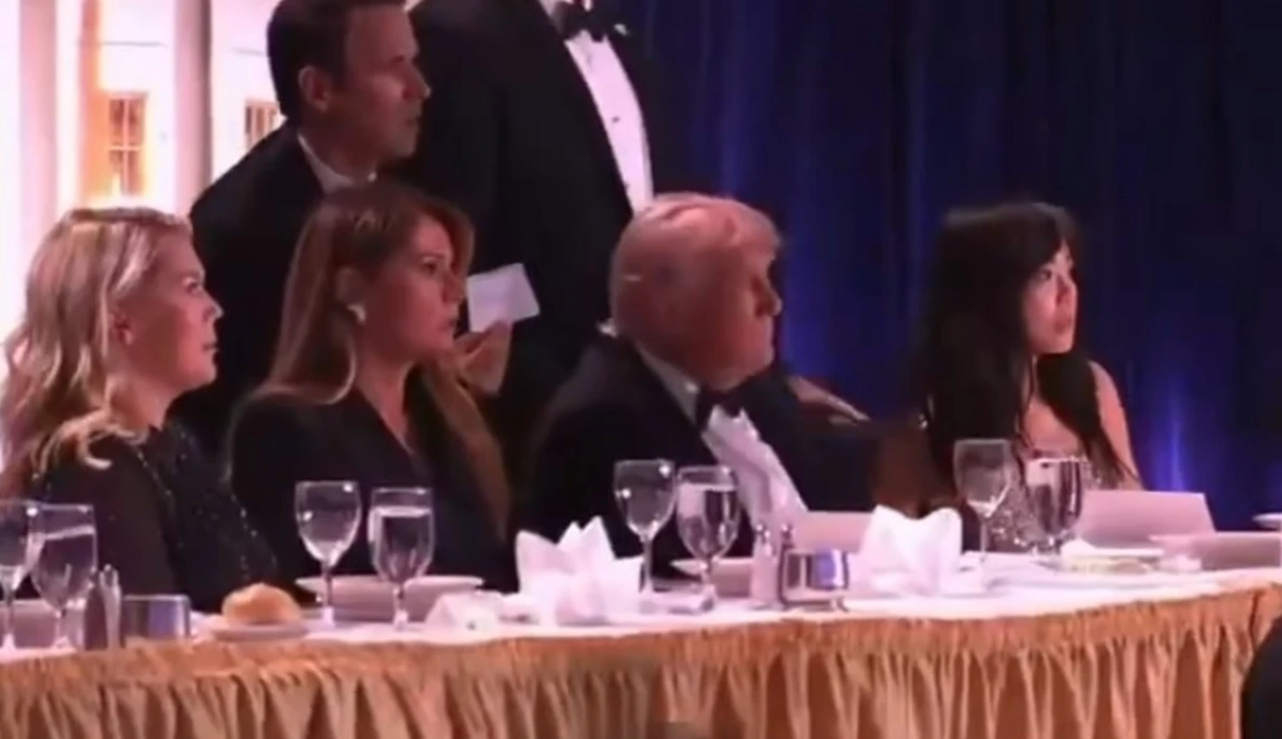 Melania futet poshtë tavolinës  momenti kur Trump dhe Zonja e Parë largohen pas të shtënave