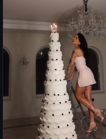 Luks pa limit  Morena Taraku shfaqet me tortë 2 metra