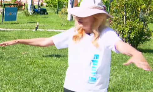 Moza këngëtare e famshme këngon live: "O publik, vetëm ty i këndoj"
