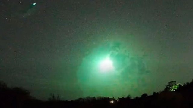 Fenomeni i pazakontë në Britani shtang qytetarët  topi i zjarrit përshkon qiellin dhe e bën natën ditë  Shikoni pamjet dhe shpjegimi i NASA s