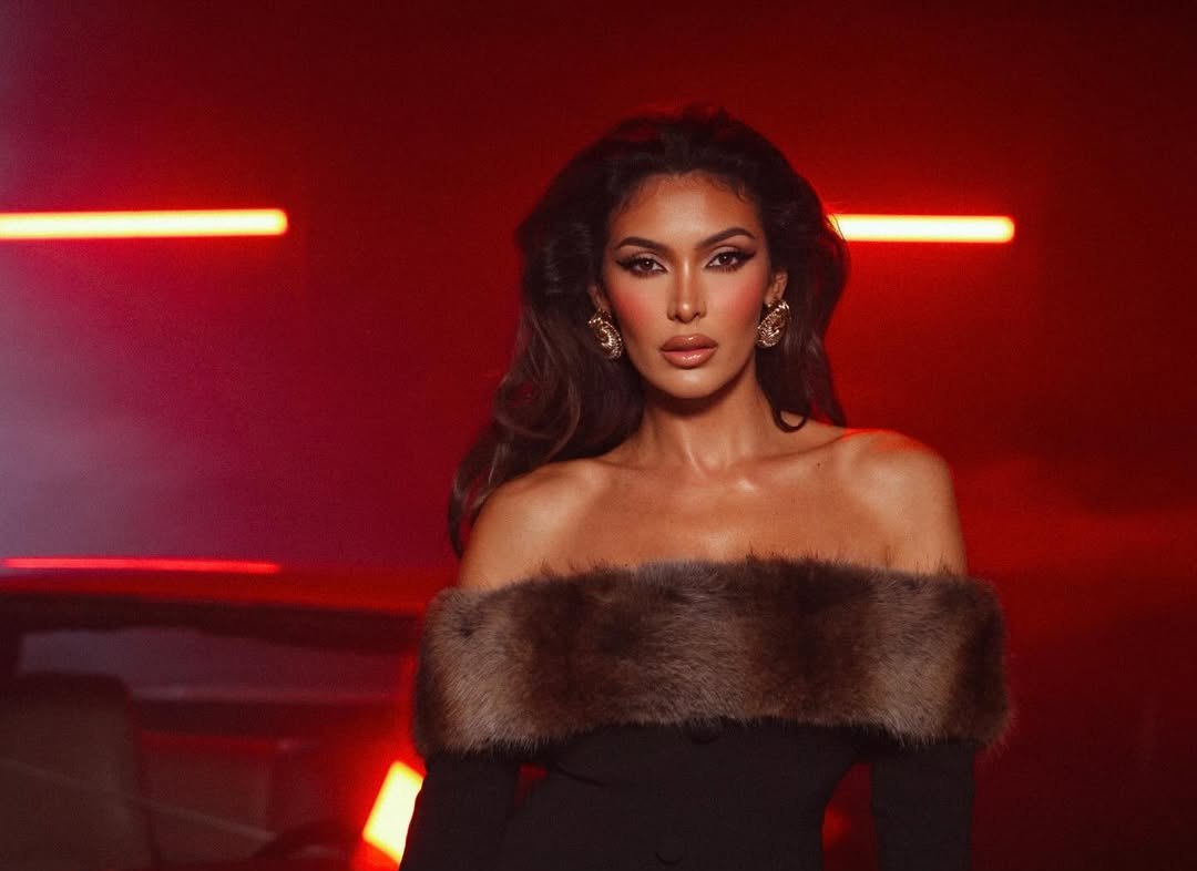 Nora bëhet gati me dal  kombinimi në veshje bie ne sy