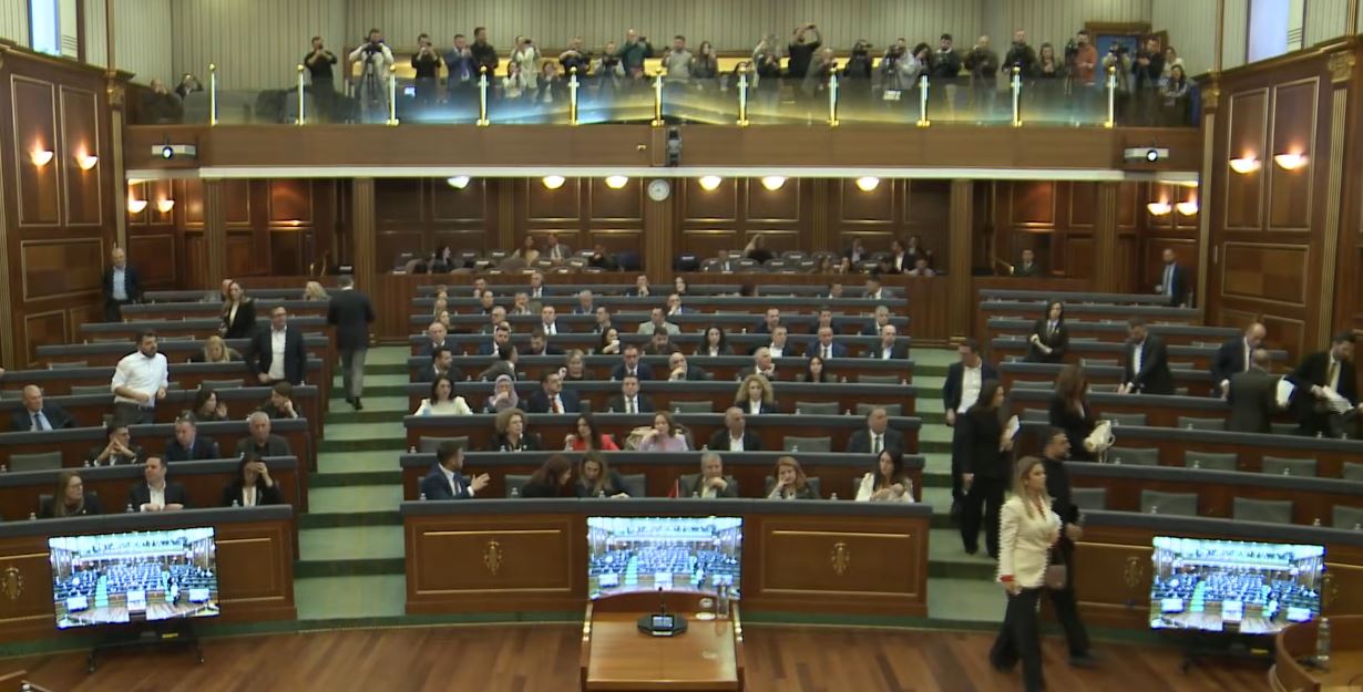 Rezoluta s vendoset pikë e parë  PDK lëshon sallën e Kuvendit