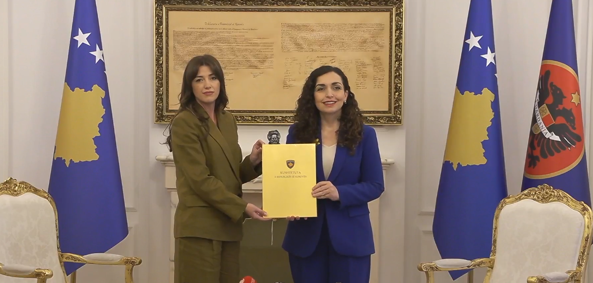 Haxhiu i shkon me lule Osmanit në ceremoninë e dorëzimit të mandatit të presidentes