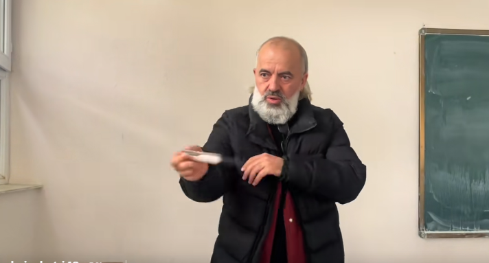 Skandaloze  Profesori nga Rahoveci demonstron në klasë mbrojtjen dhe sulmin me thikë