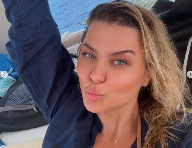  Lëpirësa keni me mbet    Rike Roçi  plas  ndaj Meritonit në premierën e Luana Vjollcës