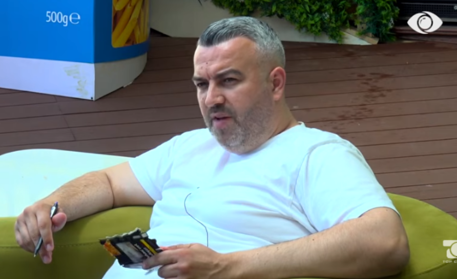  Mbesa jonë t a ka bërë 8 me 2   Rogerti shkruan fjalimin për dasmën e Brikenës dhe Mateos  Ne të këshilluam 