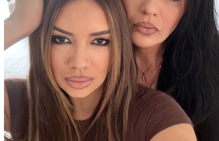  Si dy pika uji   Sasa shfaqet krah nënës për herë të parë