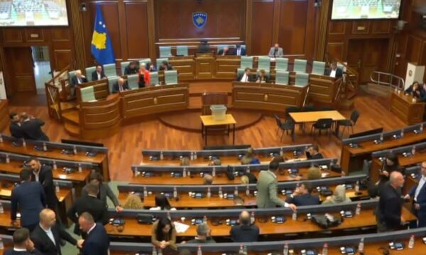 Gati për seancë  Albin Kurti insiston në Feride Rushitin  nuk përfilli propozimin për Vjosa Osmanin