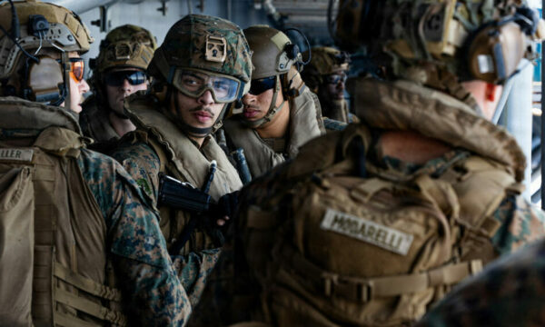 Dy avionë u bllokuan  si e nxorën nga Irani komandot amerikane pilotin e humbur