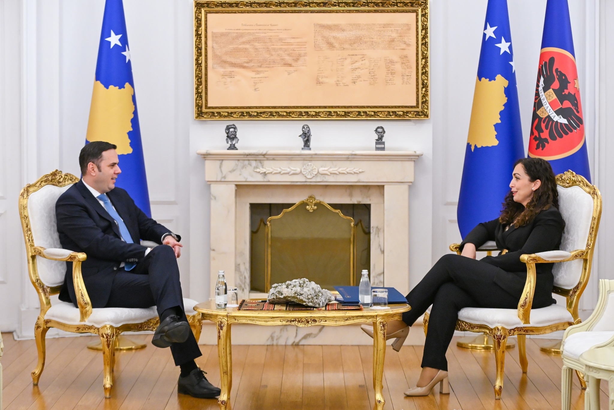 Vjosa Osmani në takim me Lumir Abdixhikun 