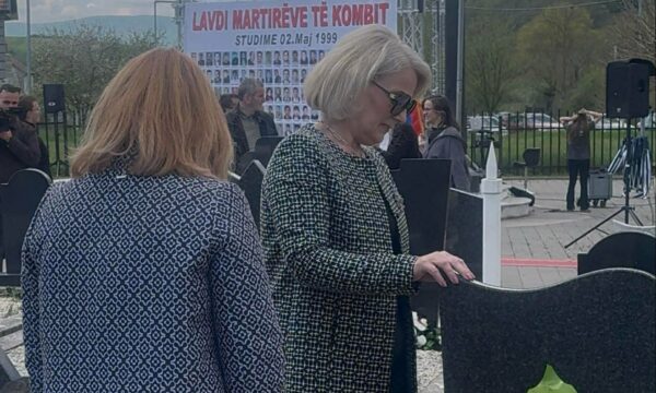 Lumnije Thaçi bashëshortja e Hashim Thaqit del në publik në një ditë të rëndë për familjen e saj