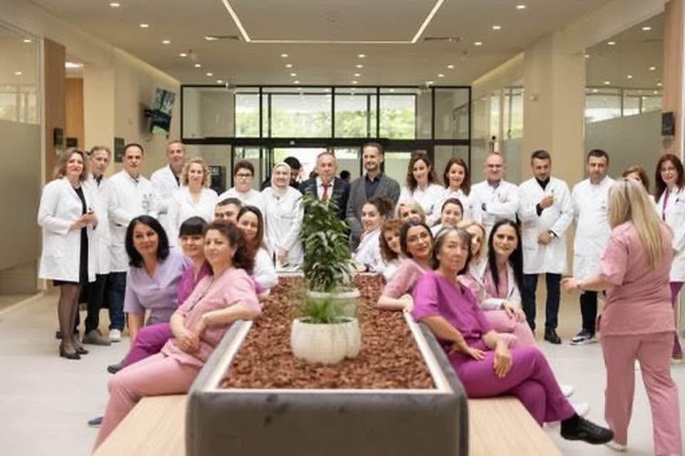 Drejtori Ilir Kurtishi i uron dhe falenderon infermierët e Klinikës Onkologjike
