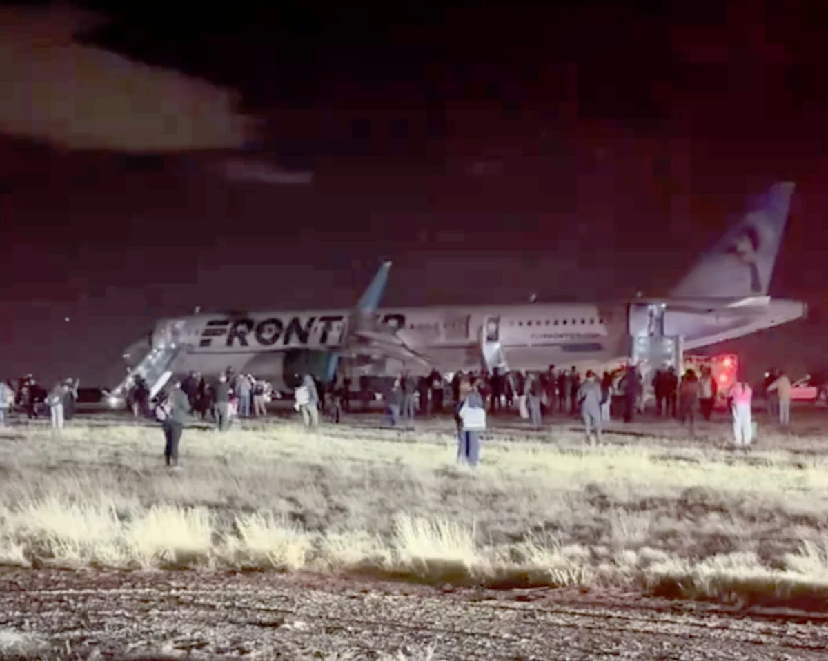 E pazakontë  Aeroplani godet një person në pistë