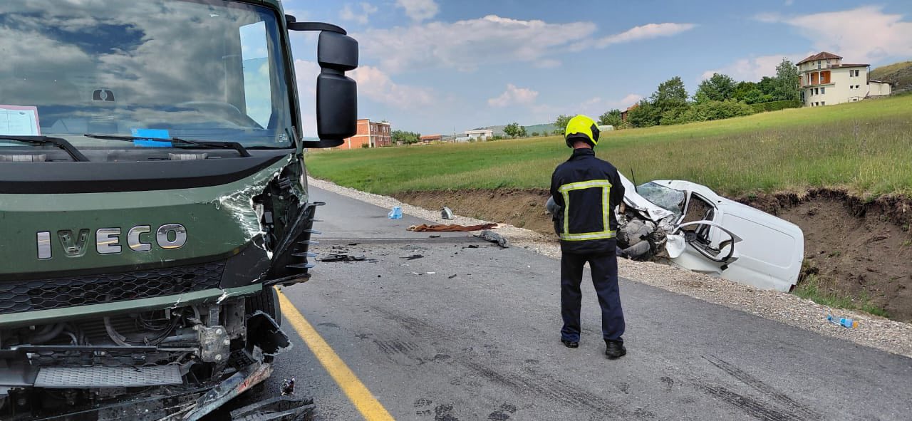 Aksidenti ndërmjet kamionetës së FSK së dhe automjetit  Vdes një nga të lënduarit
