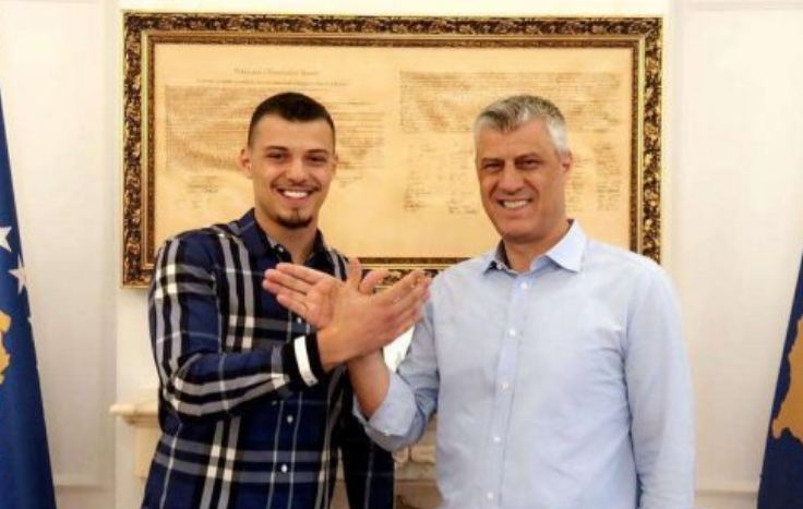 Sonte transmetohet intervista e Thaçit  përgjigjet e shkruara nga dora e tij