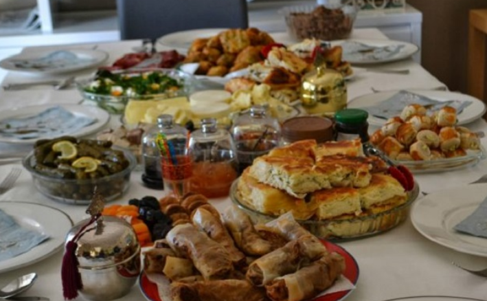 Si të ulet niveli i sheqerit në gjak pas drekës së Bajramit