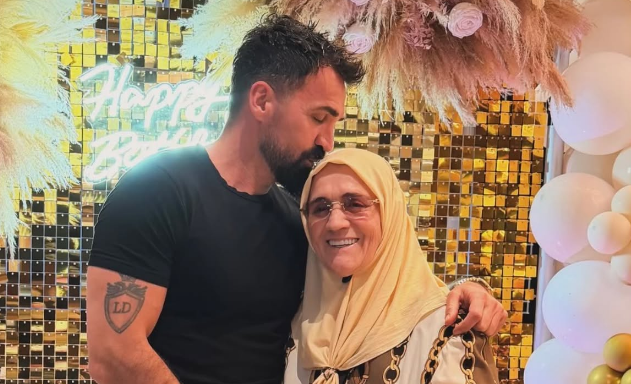 Blerim Destani e puth nënën në ballë dhe i bën urimin më të bukur