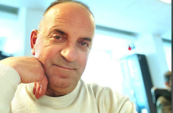 Fadil Gashi, humoristi i njohur shqiptar ndërron jetë – Tronditje për artin dhe humorin në Shqipëri
