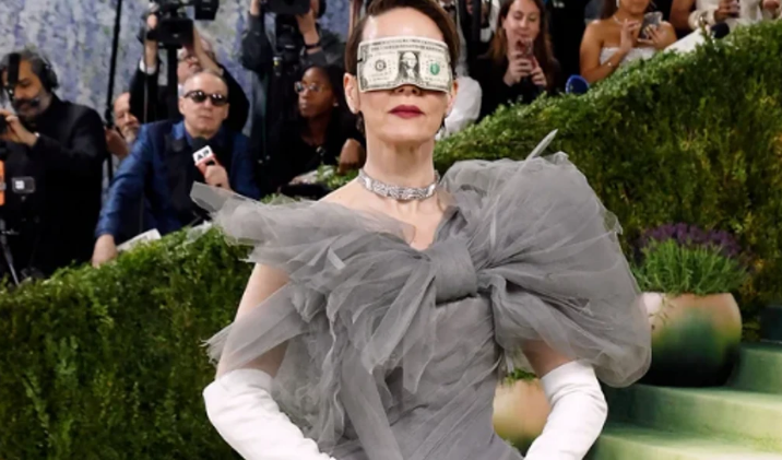 Maska njëdollarëshe në fytyrë   mesazhi i fortë i aktores Sarah Paulson në Met Gala