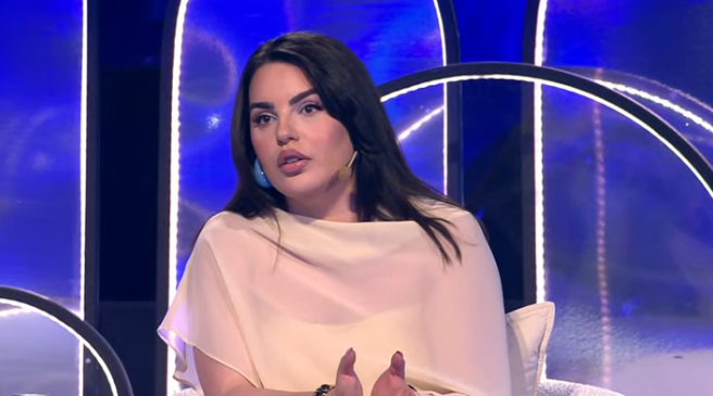 Ilir Shaqiri i drejton Armina Mevlanin me fjalët "Shihemi jashtë" gjatë debatit në Ferma VIP 