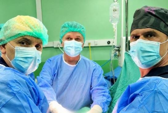 Operacion kirurgjik i suksesshëm në Mitrovicë: Tumor i madh i hequr te 69-vjeçari
