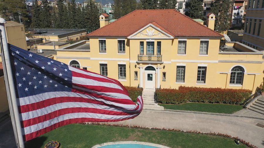 Alarm i rremë për bombë pranë Ambasadës së SHBA së në Tiranë  një kovë mes rrugës alarmon zonën