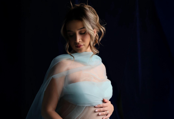 Aktorja kosovare Djellza Dema zbulon gjininë e foshnjës: Pritje e ëmbël për familjen e zgjeruar 