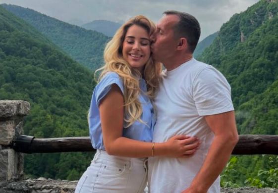 Elijona Binakaj ndan foto emocionuese me babain e saj: Një moment i rrallë i dashurisë familjare 