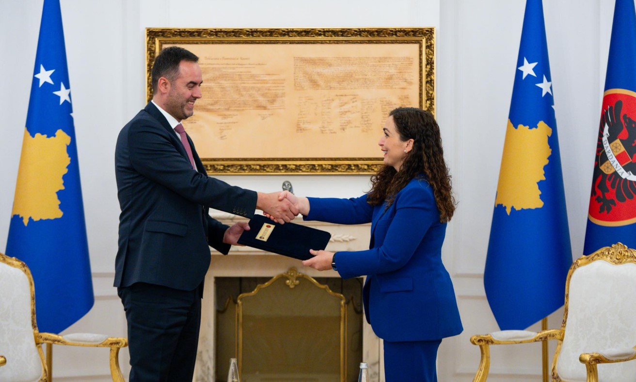 Glauk Konjufca e quan  frizerkë  Vjosa Osmanin