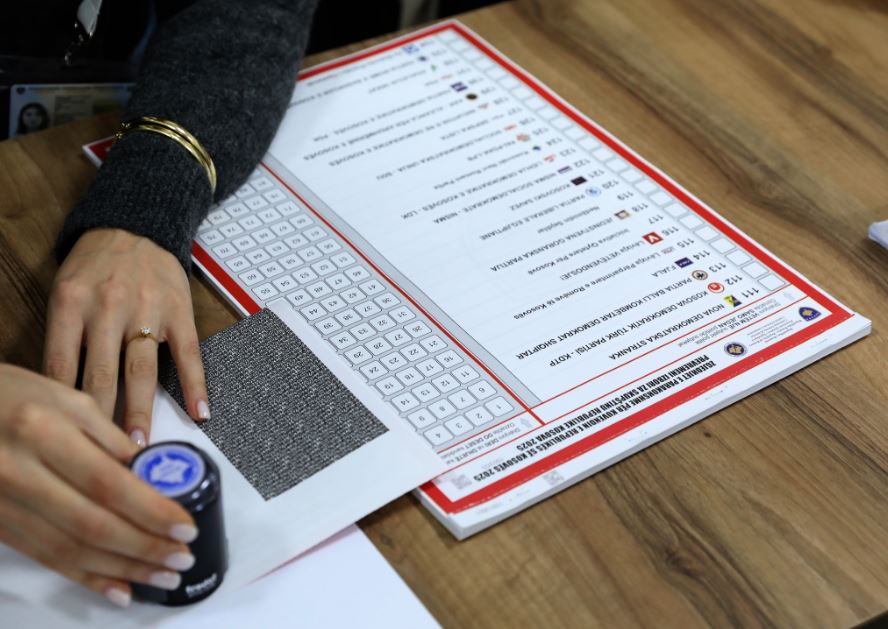 Përfundon regjistrimi i diasporës për votim  Mbi 142 mijë aplikime në KQZ
