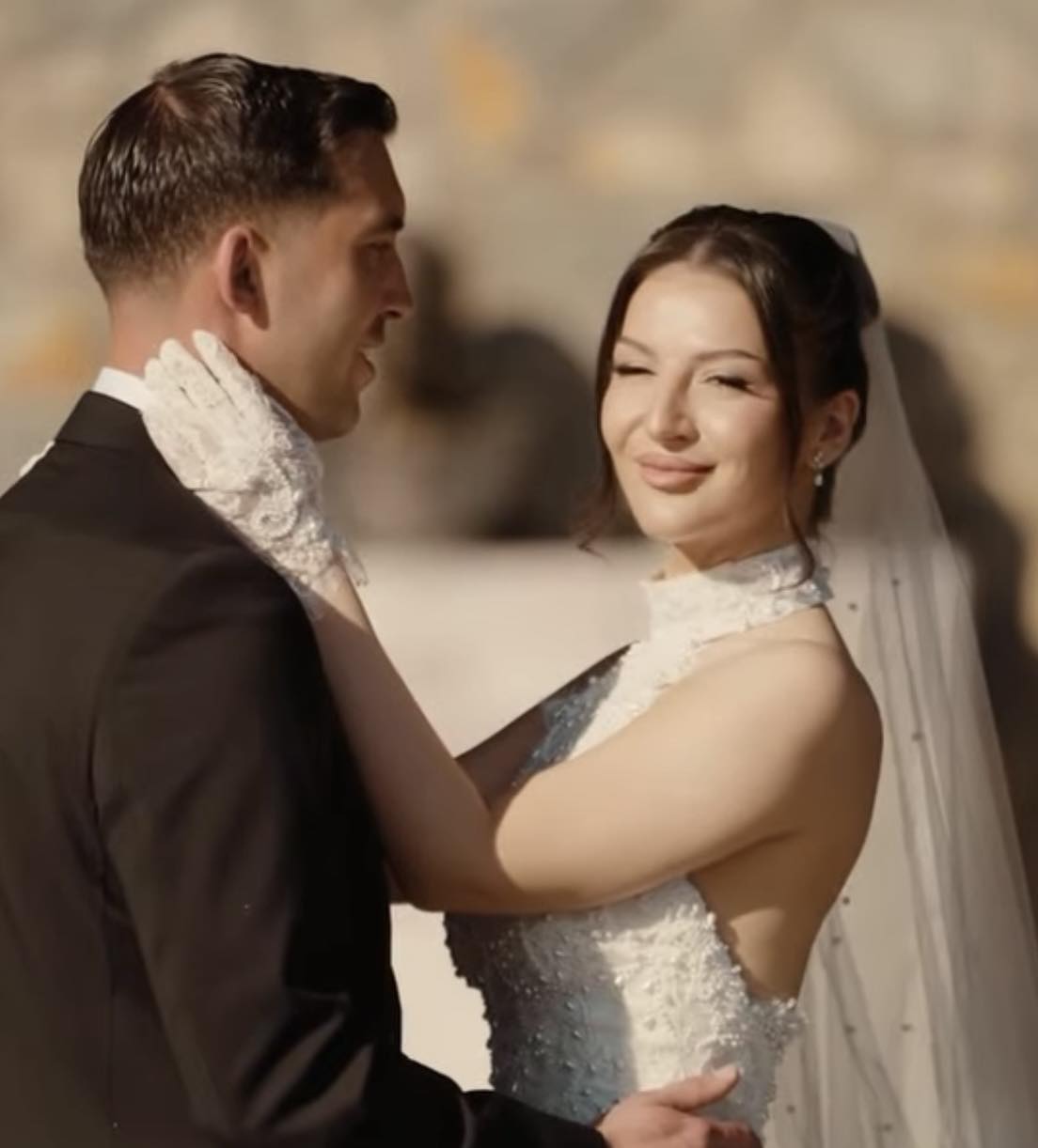 Luani pozon me nusen te kulla e Haradinajve  te shtëpia e babait hero  Shkëlzenit