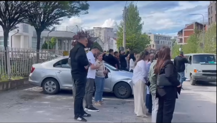 Mërgim Lushtaku dhe një numër qytetarësh grumbullohen para Policisë ku pritet intervistimi i Sami Lushtakut
