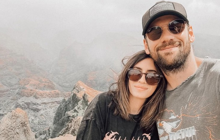 Caleb Shomo, këngëtari i Beartooth, zbulon identitetin seksual pas 14 vitesh martesë
