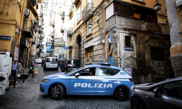 Tragjedi në Napoli: Babai sulmon djalin 12-vjeçar me thikë dhe përpiqet të vetëvritet 
