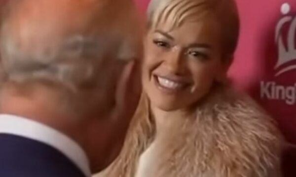 Rita Ora takon Mbretin Charles  e falënderon për mikpritjen