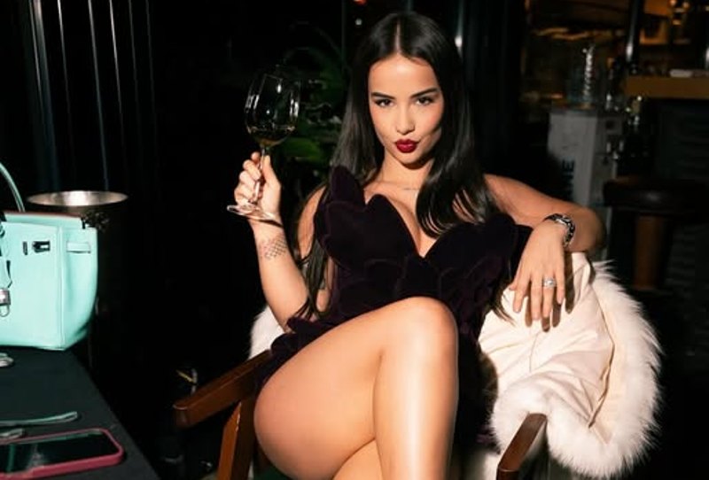 Në foton e fundit  gjoksi i Rina Balaj gati të  shpërthej   FOTO 