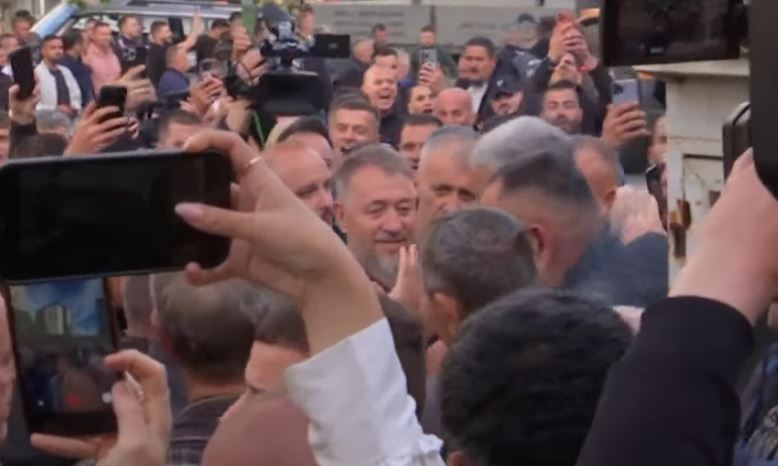 Sami Lushtaku arrin në stacionin policor në Skenderaj