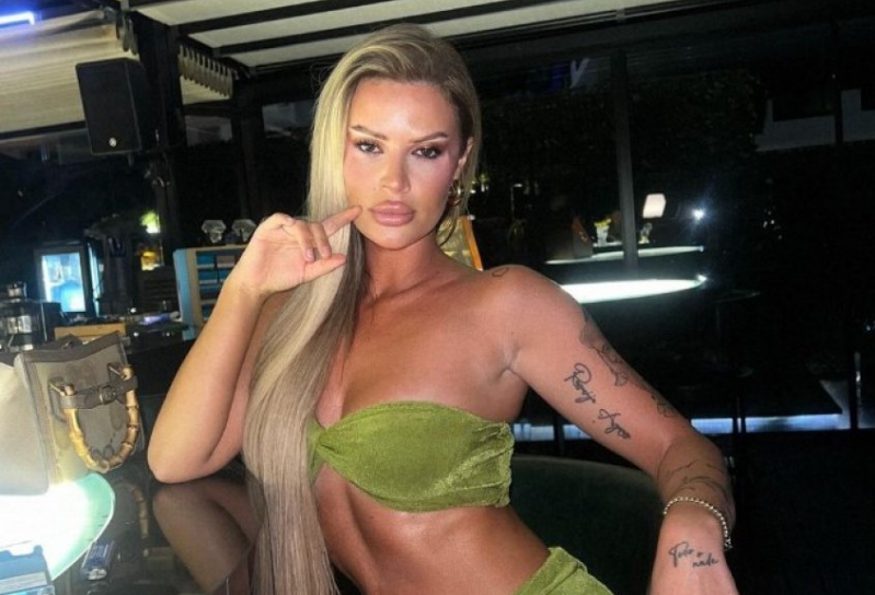 Santiana Maloku shfaqet provokuese në foto nga dhoma e gjumit: E bukur apo e rrezikshme?
