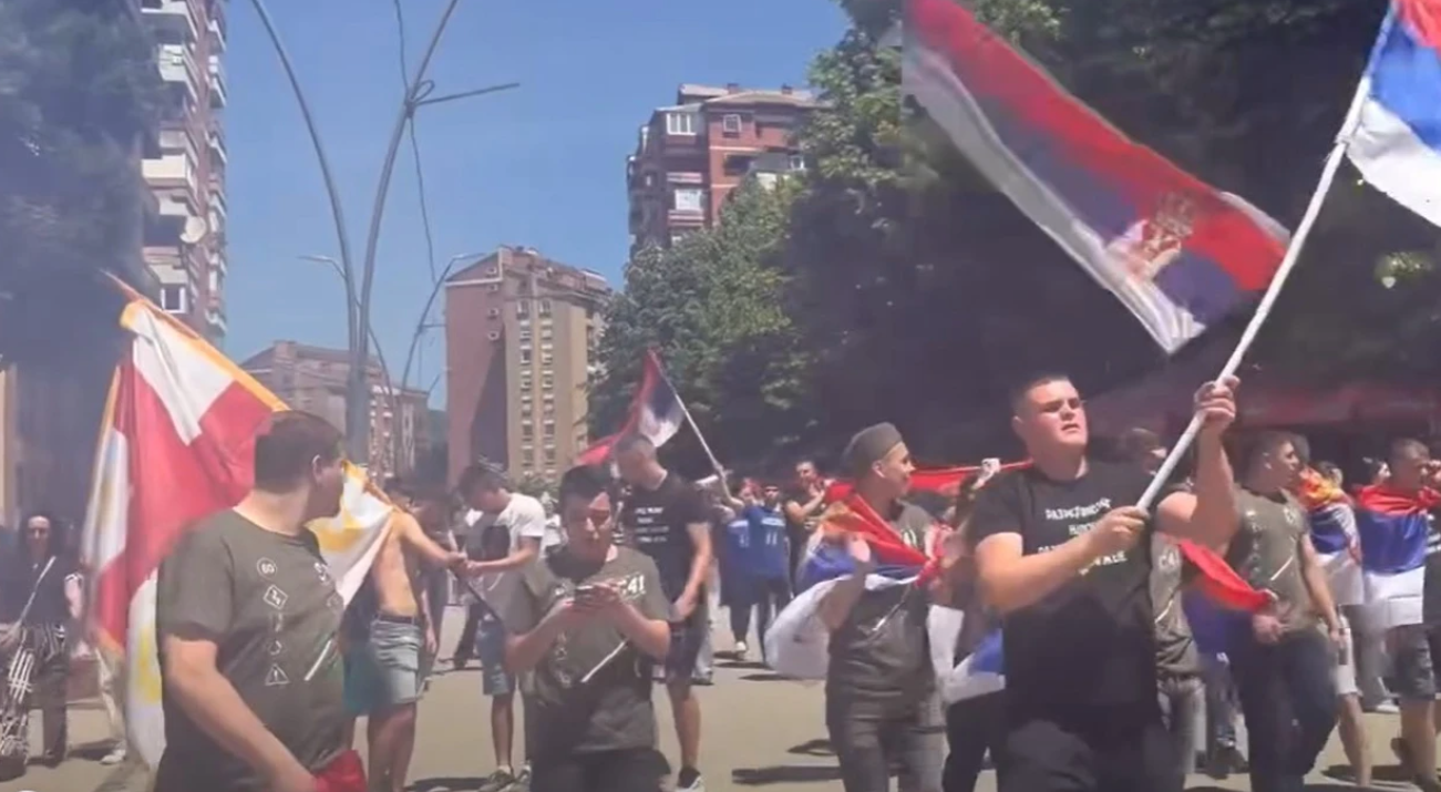 Defilim skandaloz i maturantëve serbë në Mitrovicë të Veriut me thirrjet  Kosova është zemra e Serbisë 
