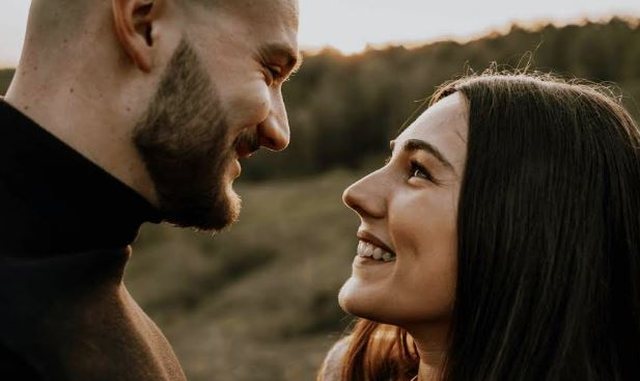 6 sjellje femërore që meshkujt i vlerësojnë më shumë se çdo gjë në një marrëdhënie