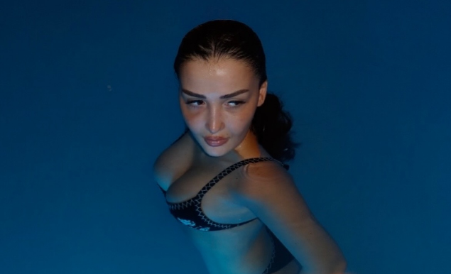Xheneta Fetahu në bikini: Trendi i ri që po bën bujë në rrjetet sociale 